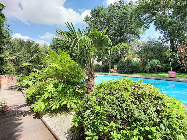 Charmante maison d'architecte entièrement rénovée de 7 pièces de 230m² sur un beau terrain arboré de 1300m² avec piscine.