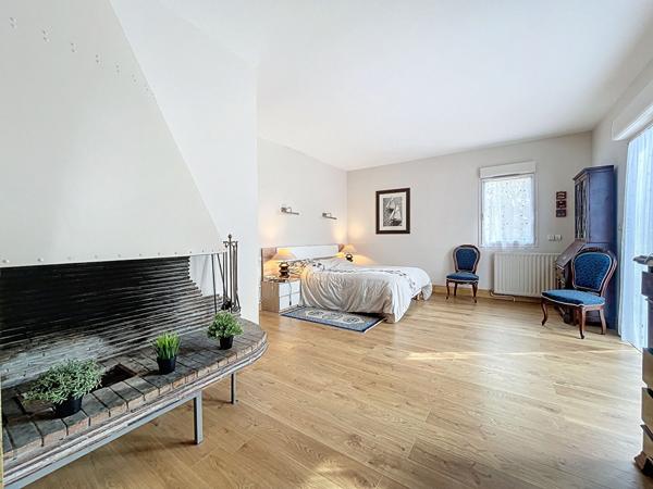 Charmante maison d'architecte entièrement rénovée de 7 pièces de 230m² sur un beau terrain arboré de 1300m² avec piscine.