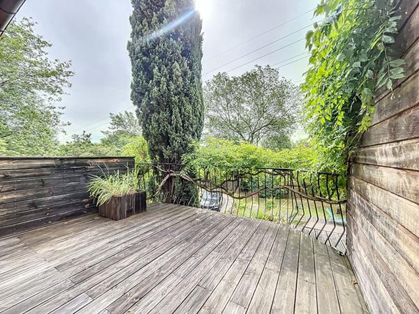 Charmante maison d'architecte entièrement rénovée de 7 pièces de 230m² sur un beau terrain arboré de 1300m² avec piscine.