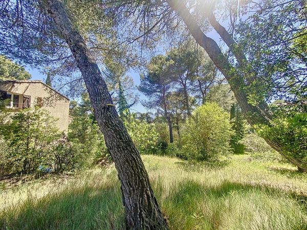 Maison de 150M2 (+ garage de 90 m2 amenageable) sur un terrain de 3 400m2 - Secteur de la Treille