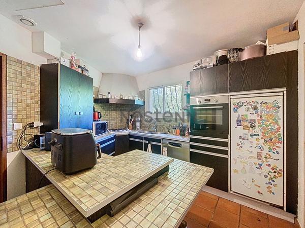 Maison de 150M2 (+ garage de 90 m2 amenageable) sur un terrain de 3 400m2 - Secteur de la Treille