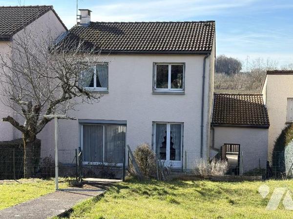 AURILLAC, quartier Belbex, sur 496 m² de terrain, maison comprenant au sous-sol garage, cave et...