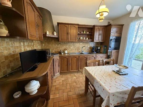 AURILLAC, quartier Belbex, sur 496 m² de terrain, maison comprenant au sous-sol garage, cave et...