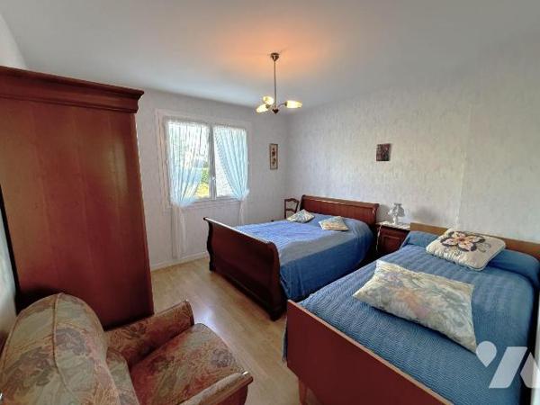 AURILLAC, quartier Belbex, sur 496 m² de terrain, maison comprenant au sous-sol garage, cave et...