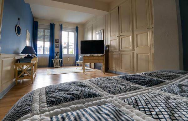 Demeure en Hyper centre de CHALONS EN CHAMPAGNE de 14 piéces- Garage