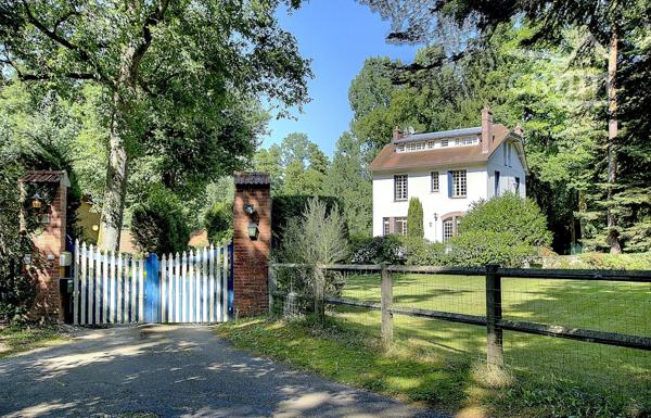 À proximité de Rambouillet – Propriété de caractère avec dépendances sur un vaste terrain