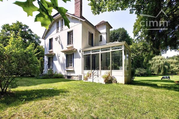 À proximité de Rambouillet – Propriété de caractère avec dépendances sur un vaste terrain