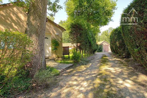 À proximité de Rambouillet – Propriété de caractère avec dépendances sur un vaste terrain