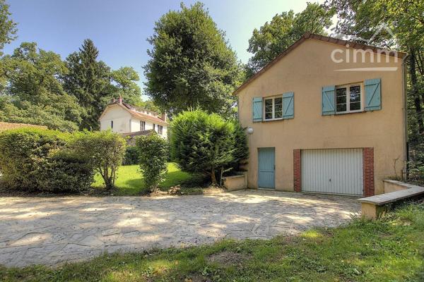 À proximité de Rambouillet – Propriété de caractère avec dépendances sur un vaste terrain