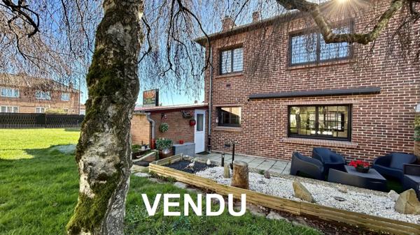Jolie maison avec garage et 2 places de parking privatives.