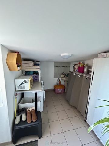 Jolie maison avec garage et 2 places de parking privatives.