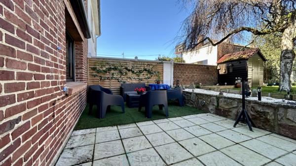 Jolie maison avec garage et 2 places de parking privatives.
