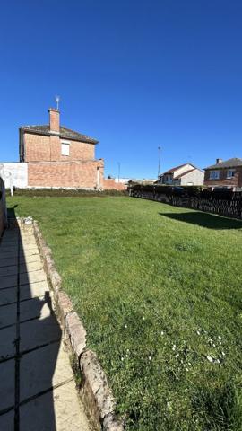 Jolie maison avec garage et 2 places de parking privatives.