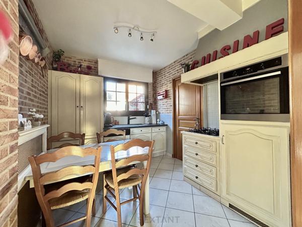Jolie maison avec garage et 2 places de parking privatives.
