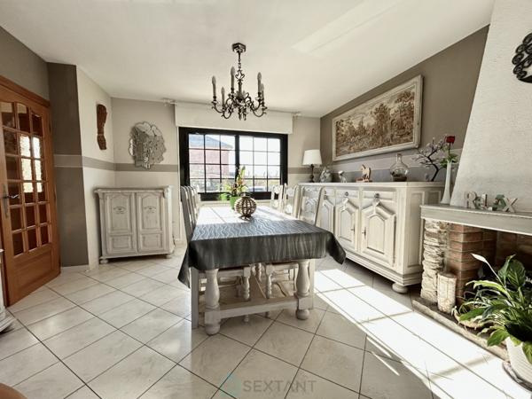 Jolie maison avec garage et 2 places de parking privatives.