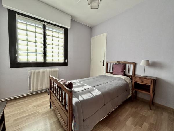 Jolie maison avec garage et 2 places de parking privatives.