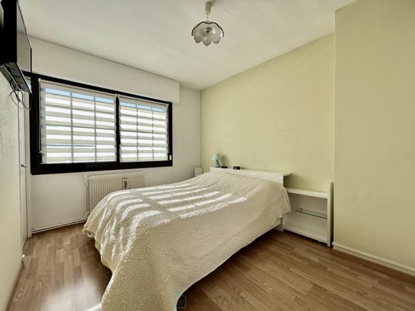 Jolie maison avec garage et 2 places de parking privatives.