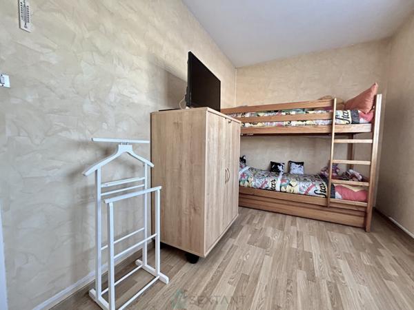 Jolie maison avec garage et 2 places de parking privatives.