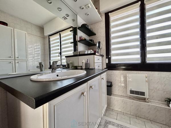 Jolie maison avec garage et 2 places de parking privatives.