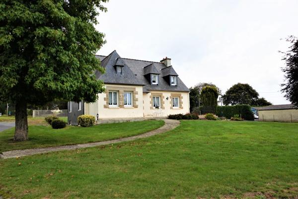 MAISON TRADITIONNELLE AVEC HANGAR