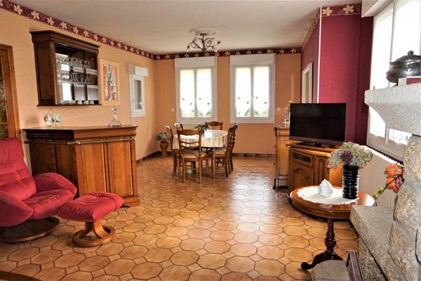 MAISON TRADITIONNELLE AVEC HANGAR