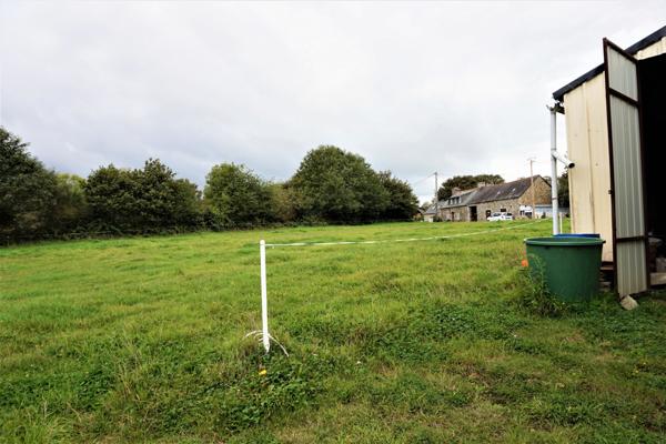 MAISON TRADITIONNELLE AVEC HANGAR