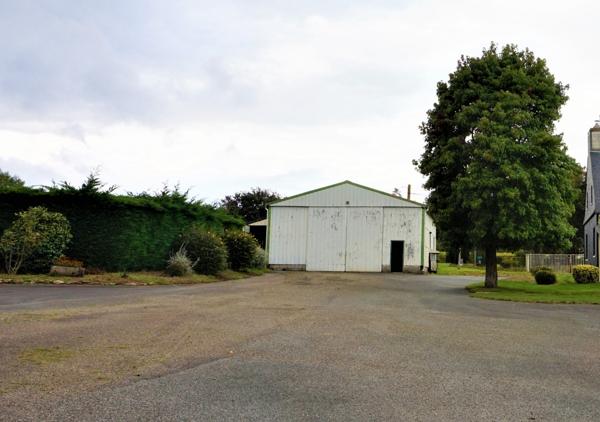 MAISON TRADITIONNELLE AVEC HANGAR