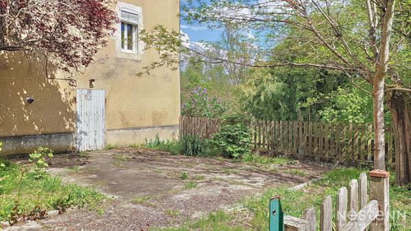 A Vendre Maison de 103 m² avec garages en sous-sol et jardin proche du chemin de Compostelle