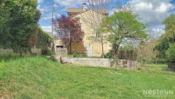 A Vendre Maison de 103 m² avec garages en sous-sol et jardin proche du chemin de Compostelle