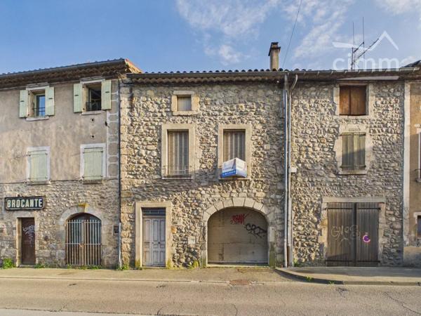 A deux pas des commerces à Joyeuse, maison de village mitoyenne sur 2 côtés composée de :