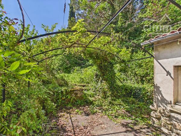 A deux pas des commerces à Joyeuse, maison de village mitoyenne sur 2 côtés composée de :