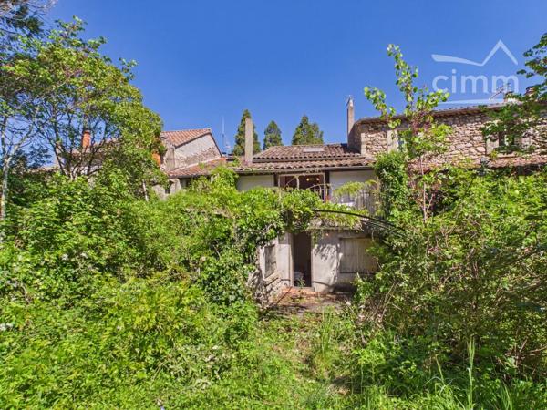 A deux pas des commerces à Joyeuse, maison de village mitoyenne sur 2 côtés composée de :
