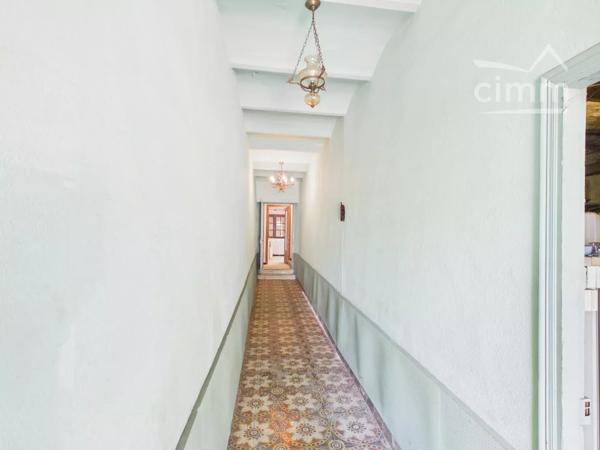 A deux pas des commerces à Joyeuse, maison de village mitoyenne sur 2 côtés composée de :