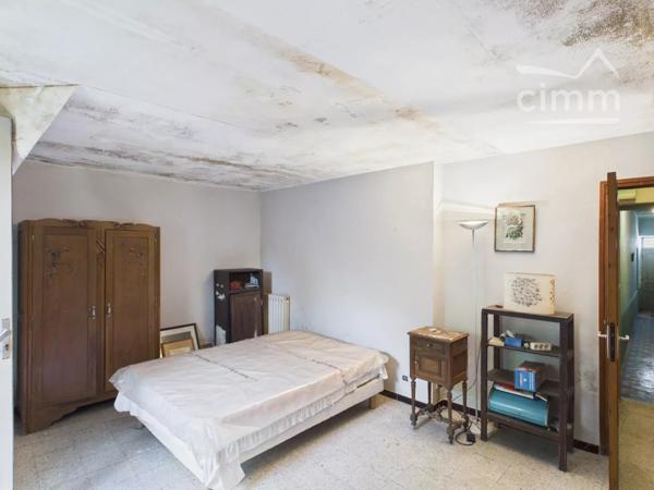 A deux pas des commerces à Joyeuse, maison de village mitoyenne sur 2 côtés composée de :