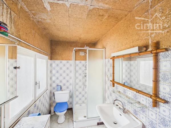 A deux pas des commerces à Joyeuse, maison de village mitoyenne sur 2 côtés composée de :