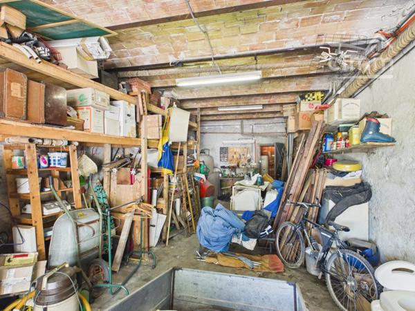 A deux pas des commerces à Joyeuse, maison de village mitoyenne sur 2 côtés composée de :