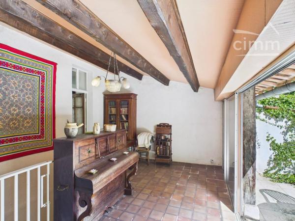 A deux pas des commerces à Joyeuse, maison de village mitoyenne sur 2 côtés composée de :