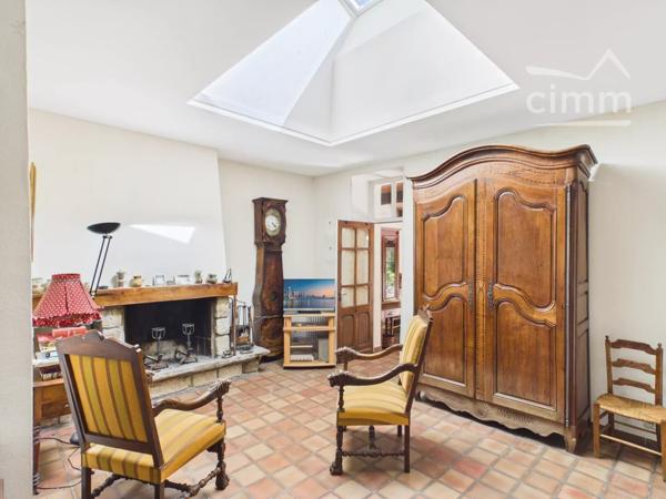 A deux pas des commerces à Joyeuse, maison de village mitoyenne sur 2 côtés composée de :