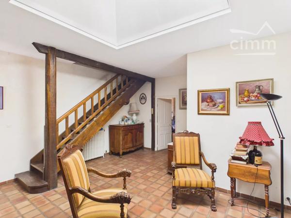 A deux pas des commerces à Joyeuse, maison de village mitoyenne sur 2 côtés composée de :