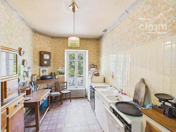 A deux pas des commerces à Joyeuse, maison de village mitoyenne sur 2 côtés composée de :