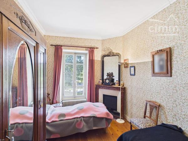 A deux pas des commerces à Joyeuse, maison de village mitoyenne sur 2 côtés composée de :