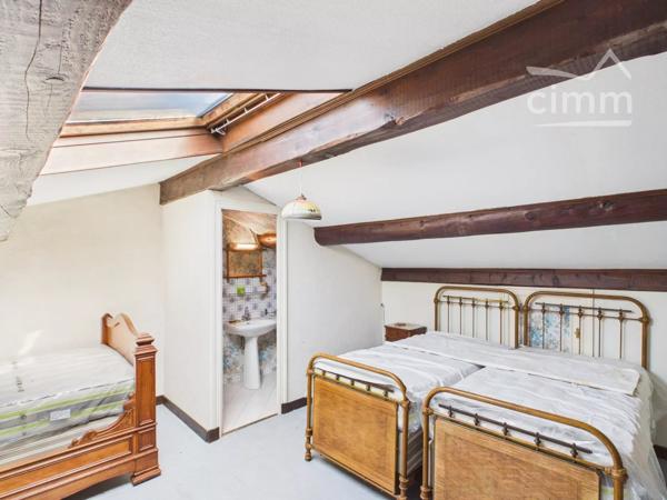 A deux pas des commerces à Joyeuse, maison de village mitoyenne sur 2 côtés composée de :