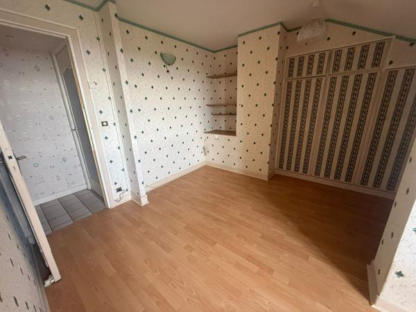 Maison 4 chambres éléver sur sous-sol total à rénover 846m² de jardin