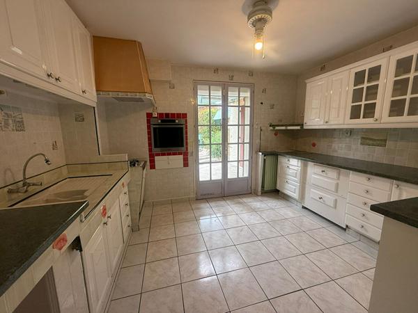 Maison 4 chambres éléver sur sous-sol total à rénover 846m² de jardin