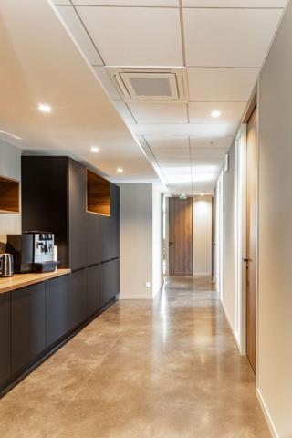 À Louer - Bureaux de 1 000 m² sur 2 niveaux dans un immeuble neuf de 2 600 m² avec parking privatif