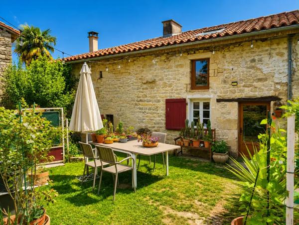 Maison en pierre avec jardin, dépendances et grange à Mansle