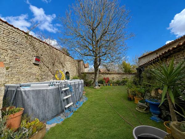 Maison en pierre avec jardin, dépendances et grange à Mansle