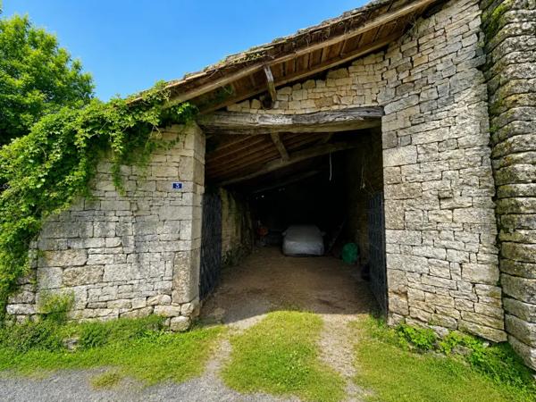 Maison en pierre avec jardin, dépendances et grange à Mansle