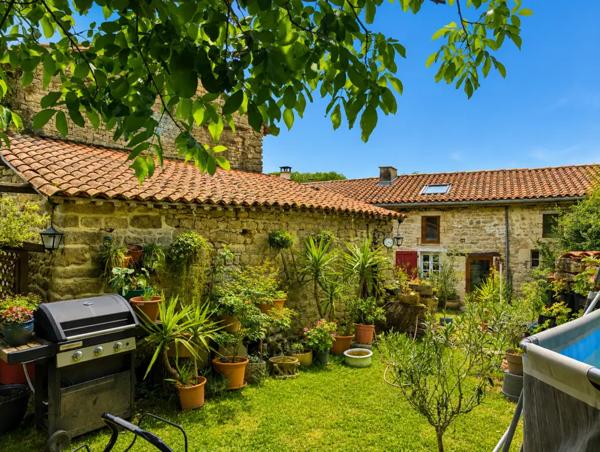 Maison en pierre avec jardin, dépendances et grange à Mansle