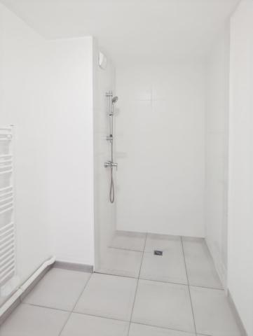 Appartement 3 pièces de 66 m² dans une résidence neuve avec balcon et garage double.